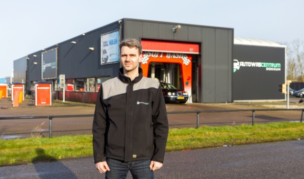 Jos Martini voor de autowasstraat.