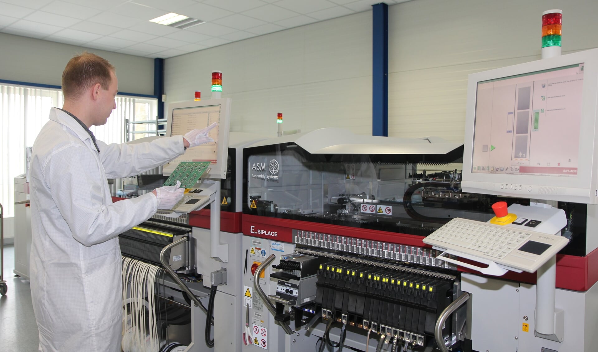 De pick and placemachine van Interay Solutions in Burgum maakt deel uit van het productieproces voor printplaten zoals productieleder Agricola hier in zijn hand houdt. Dit soort printplaten worden komende weken gemaakt voor beademingsapparatuur.