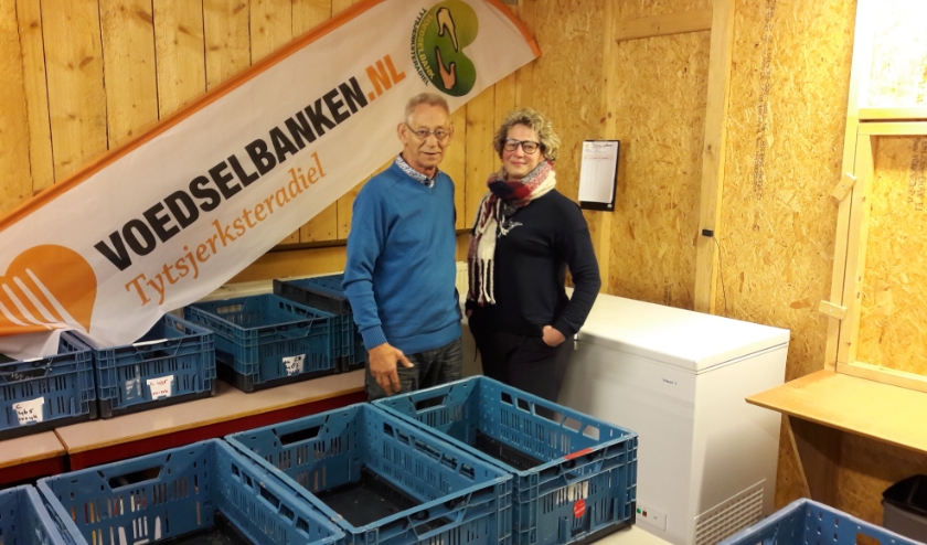 Vrijwilliger Ger Dirks en voorzitter Bianca Boonstra van Voedselbank Tytsjerksteradiel in Burgum.