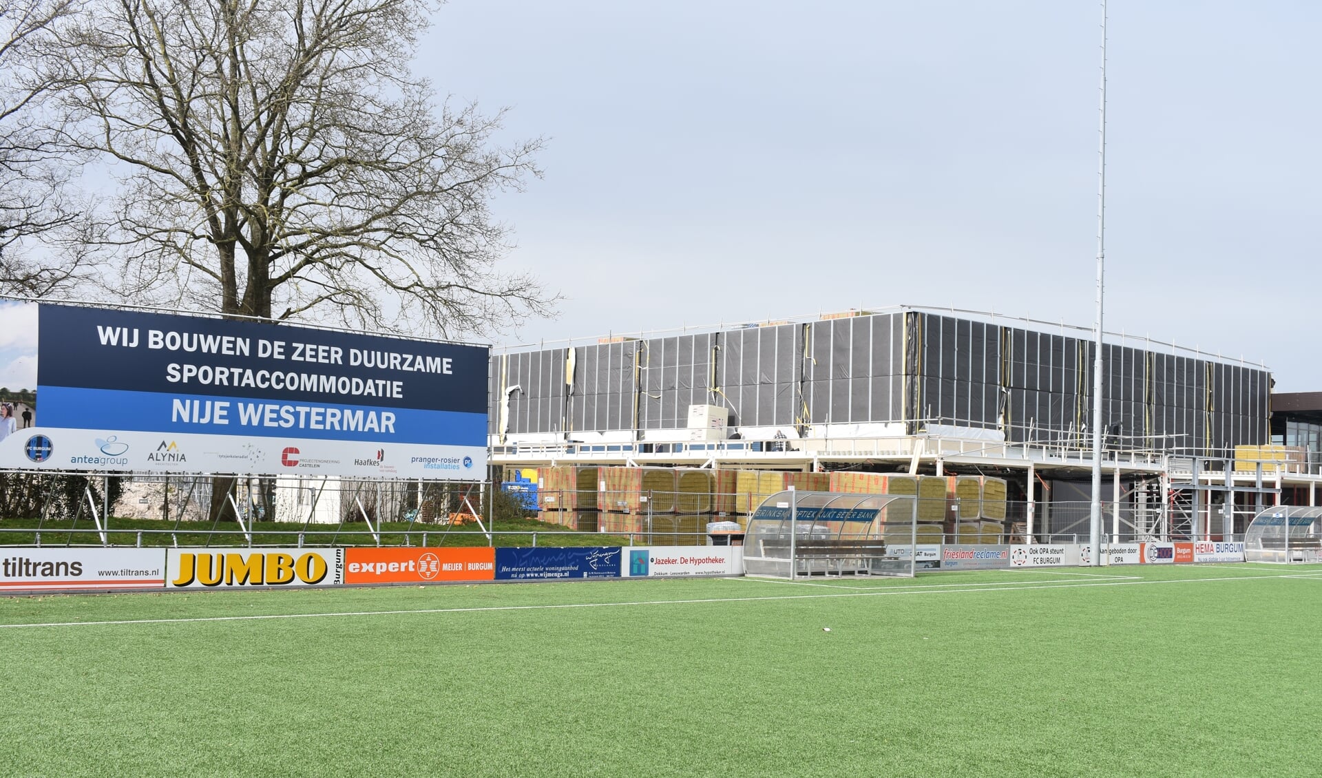'Wij bouwen aan een zeer duurzame sportaccomodatie Nije Westermar', meldt het bouwbord. Die inzet is met een landelijke nominatie gewaardeerd.