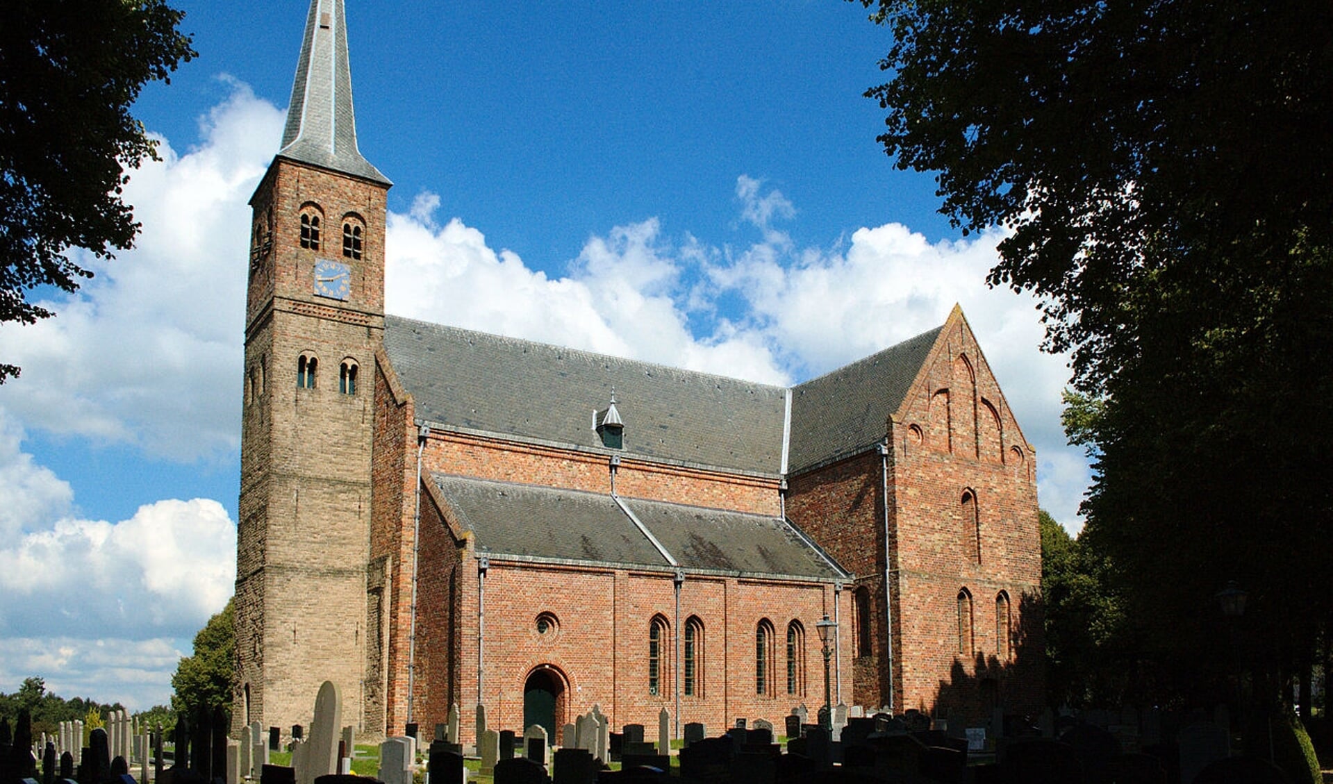 De Kruiskerk in Burgum - zonder vlag.