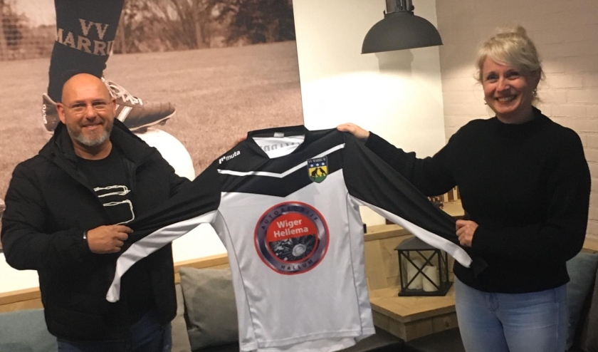 Wim de Ron met Tiny Kok-Braaksma, voorzitter vv Marrum