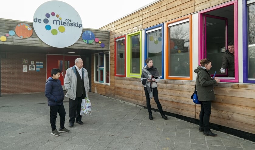OBS De Mienskip in Buitenpost deelt lespakketten uit aan ouders, vanuit de speciaal ingerichte afhaalloketten om verspreiding van het
coronavirus zoveel mogelijk te vertragen.