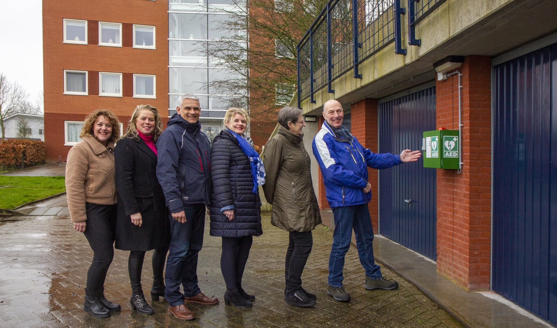 V.l.n.r. de burgerhulpverleners Daniëlla Bruinsma en Elise Plantinga, leverancier kasten en onderhoud Klaas Bergsma en de werkgroepleden HartslagNu Hurdegaryp Elske Persoon, Hélène Grijpma en Albert Oost.