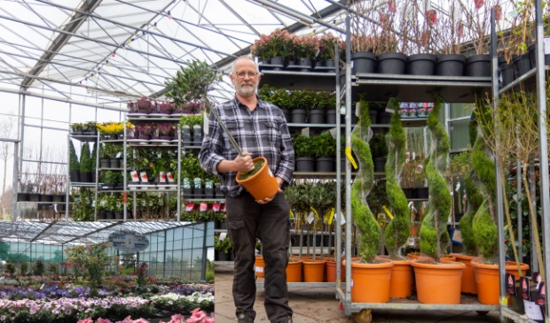 Albert Bosma toont de nieuwe vracht. Op de inzet is te zien hoe alles in de zomer bloeit.