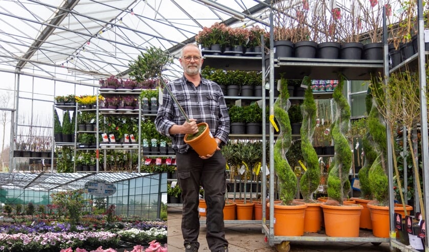 Albert Bosma toont de nieuwe vracht. Op de inzet is te zien hoe alles in de zomer bloeit.