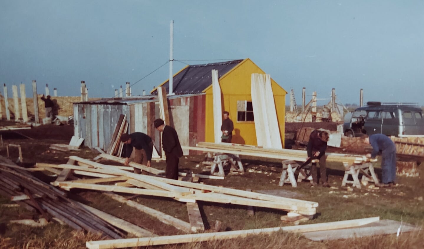 Een foto uit de oude doos: de aanbouw van een boerderij aan de Stûkloane in Warten in de jaren 60. De man met de hoed is Cornelis Wagenaar, de man voor de gele keet is Wierd Wagenaar.