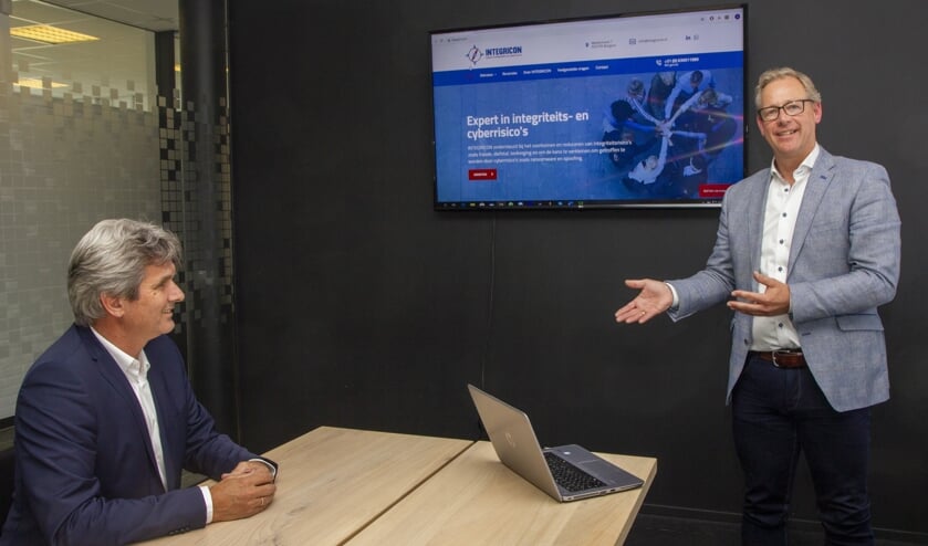 Jan Tabak van Apuls luistert naar Dirk van der Woude van Integricon die trainingen, workshops, advies en begeleiding geeft aan het MKB over integriteit- en cyberrisico's in hun ondernemingen.