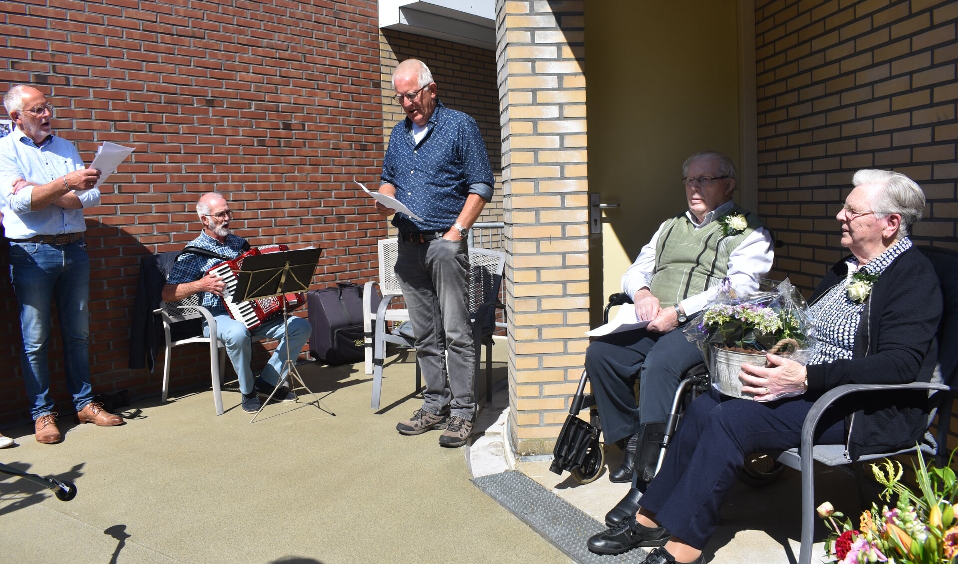 Jan Lolke Meinema en Aafke Meinema-Meijer luisteren naar muziek en zang van familie, begeleid door master Keimpe. Zie ook het filmpje met de Actief Plus-app.