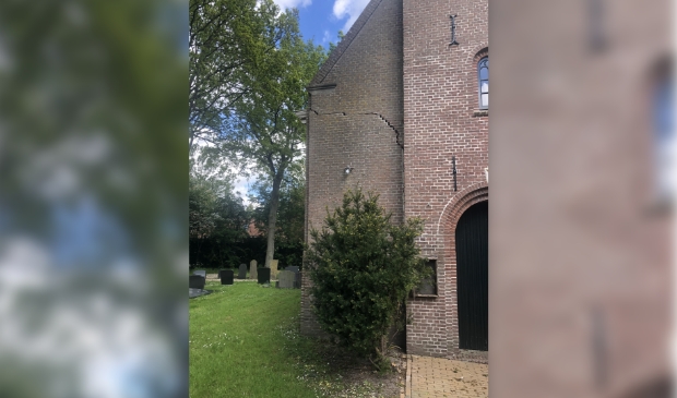De kerk vertoont ernstige scheurvorming door verzakking van de grond.