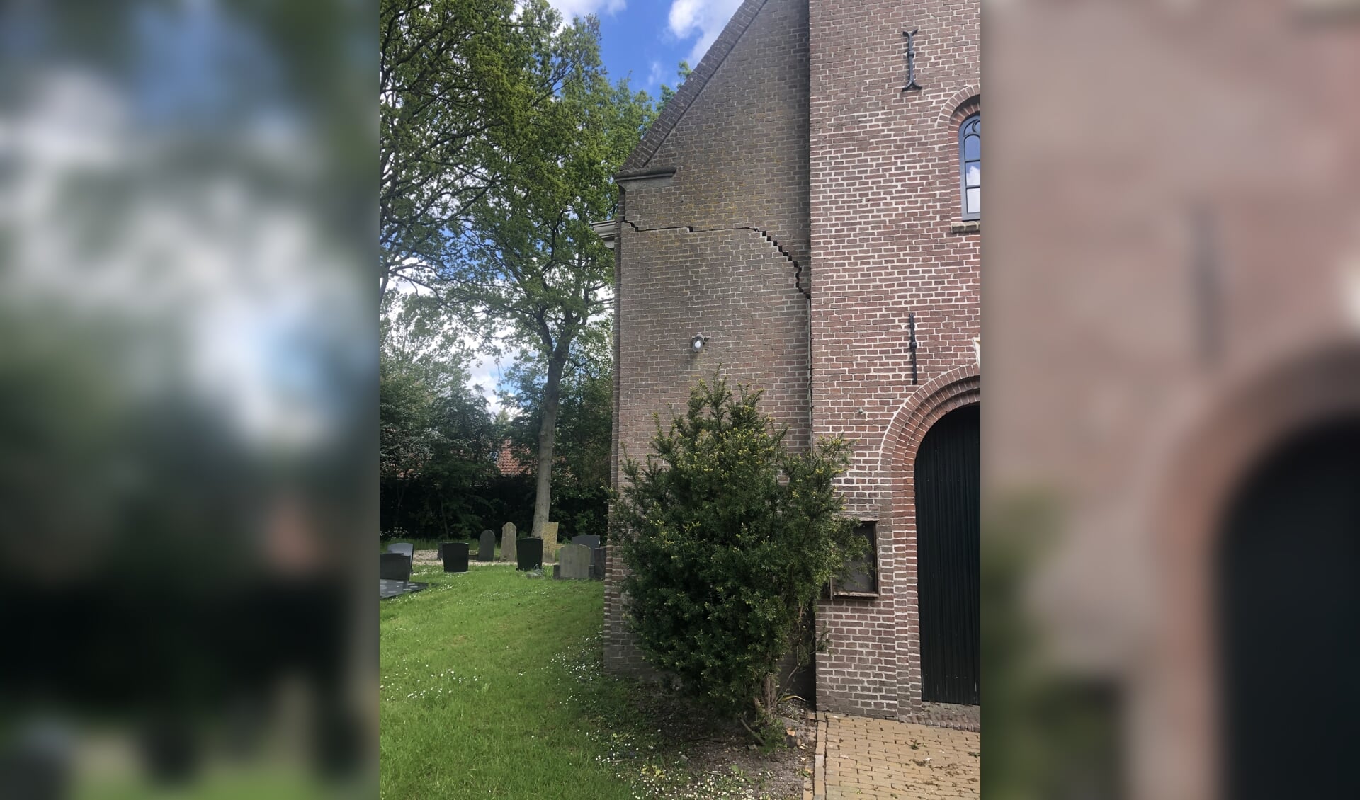 De kerk vertoont ernstige scheurvorming door verzakking van de grond.