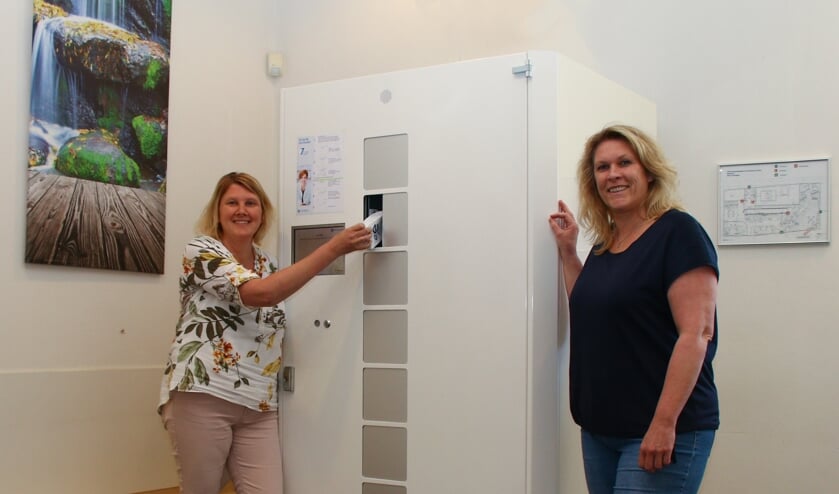 Apothekers Judith Weiland en Sabina Dam demonstreren de ServiLocker.