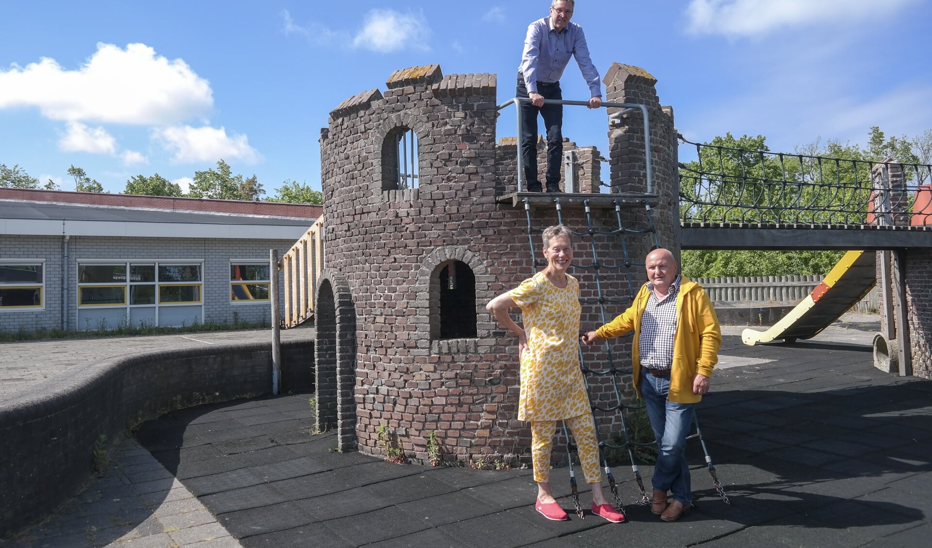 De Ginnumers Cees Douwes en Silvia en René Manzoni benadrukken het belang van een dorpshuis voor De Flieterpen in de voormalige basisschool.