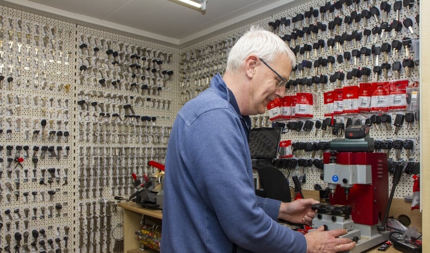 Berend Wiersma gaat graag de uitdaging aan: ook 'moeilijke' sleutels kan hij dupliceren.