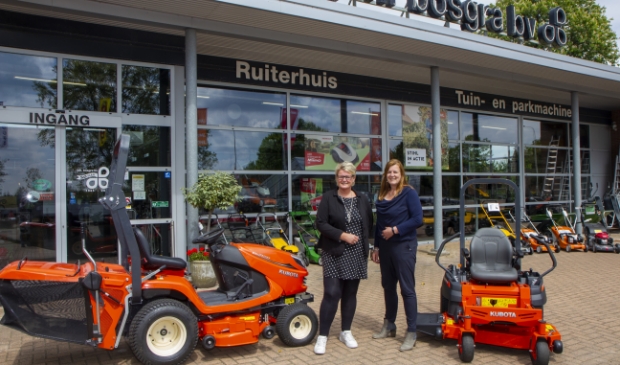 De zussen en eigenaren Ciska en Gretha Bosgra zijn blij met het verkregen dealerschap van Kubota.