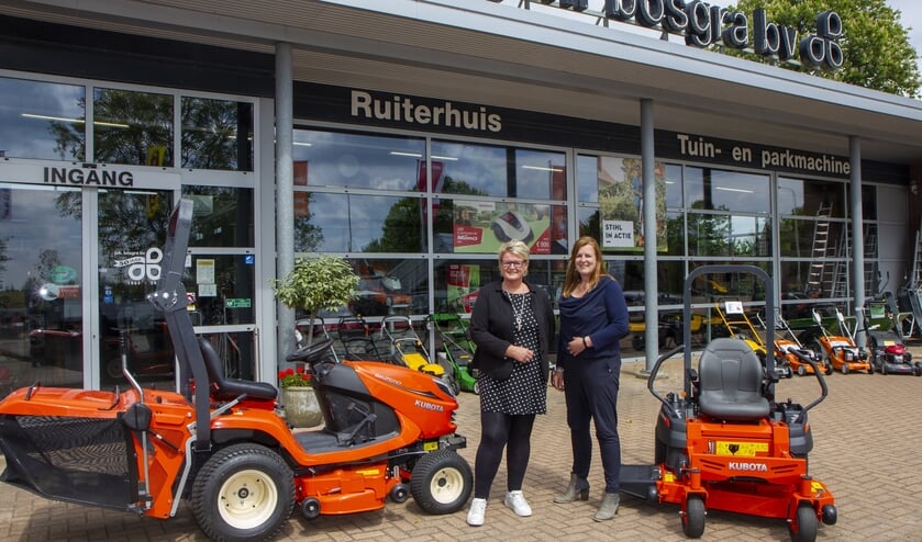 De zussen en eigenaren Ciska en Gretha Bosgra zijn blij met het verkregen dealerschap van Kubota.