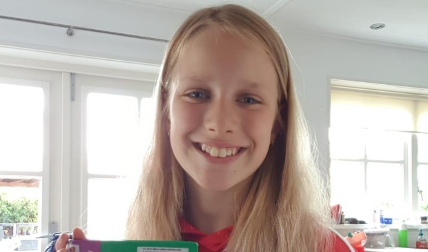 Rosalie Pilgram met het boek 'De Griezels' van Roald Dahl.