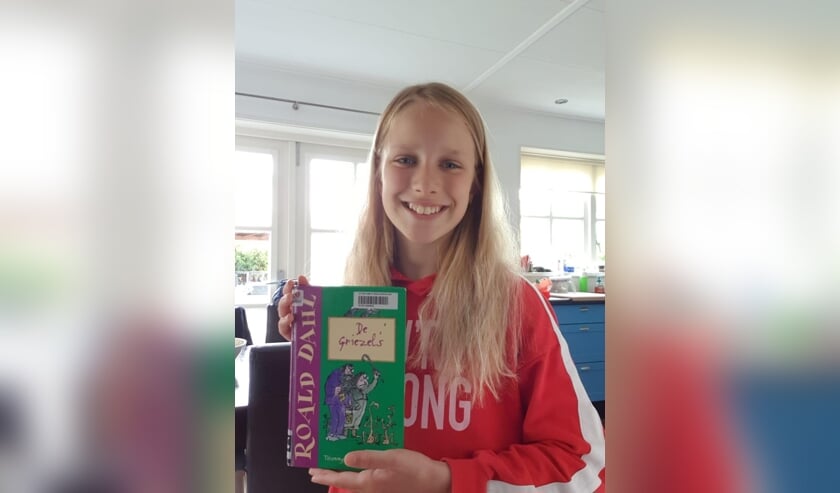 Rosalie Pilgram met het boek 'De Griezels' van Roald Dahl.