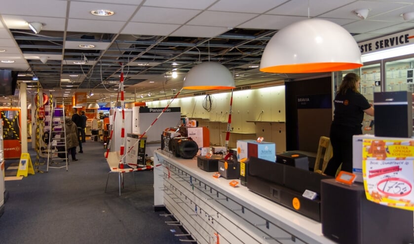 De winkel is al voor een groot deel leeggehaald. Het gehele plafond en de vloer moeten eruit gehaald worden.