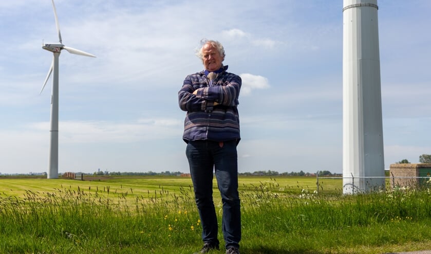 Jan van der Leij van vereniging WBT bij de windmolens in Bartlehiem.