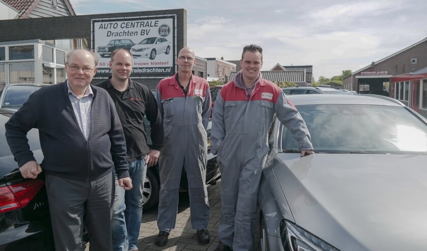 V.l.n.r. Griethus Steenstra, Boudewijn Steenstra, en de monteurs Mark Roseboom en Marwin Schoo. Op de foto ontbreekt Tamara Veenhuis, verantwoordelijk voor de website en administratie.