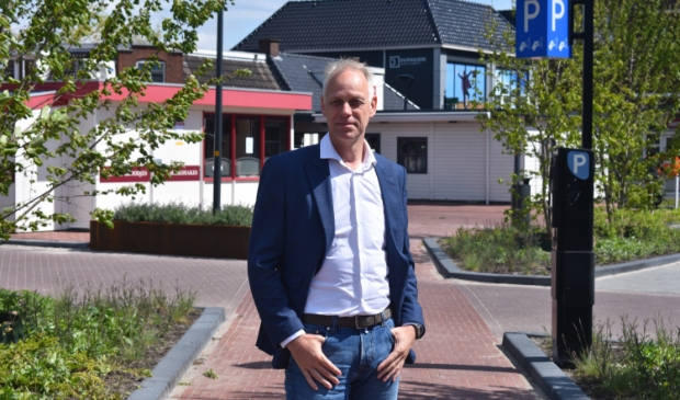 De nieuwe centrummanager Douwe van Drogen op de Markt in Drachten.
