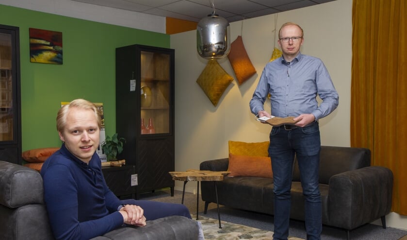 Johan (links) en Pieter Kooistra van Kooistra Wonen & Slapen in Damwâld bieden een breed assortiment meubelen en bedden.