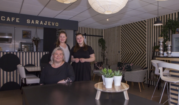 Jasmina Skamo met haar dochters Aldijana en Nea. Echtgenoot Musa en dochter Arijana konden helaas niet aanwezig zijn bij het fotomoment, maar samen beginnen ze Balkan Eetcafé Sarajevo.