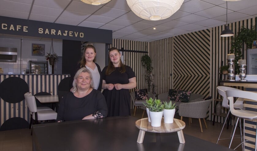 Jasmina Skamo met haar dochters Aldijana en Nea. Echtgenoot Musa en dochter Arijana konden helaas niet aanwezig zijn bij het fotomoment, maar samen beginnen ze Balkan Eetcafé Sarajevo.