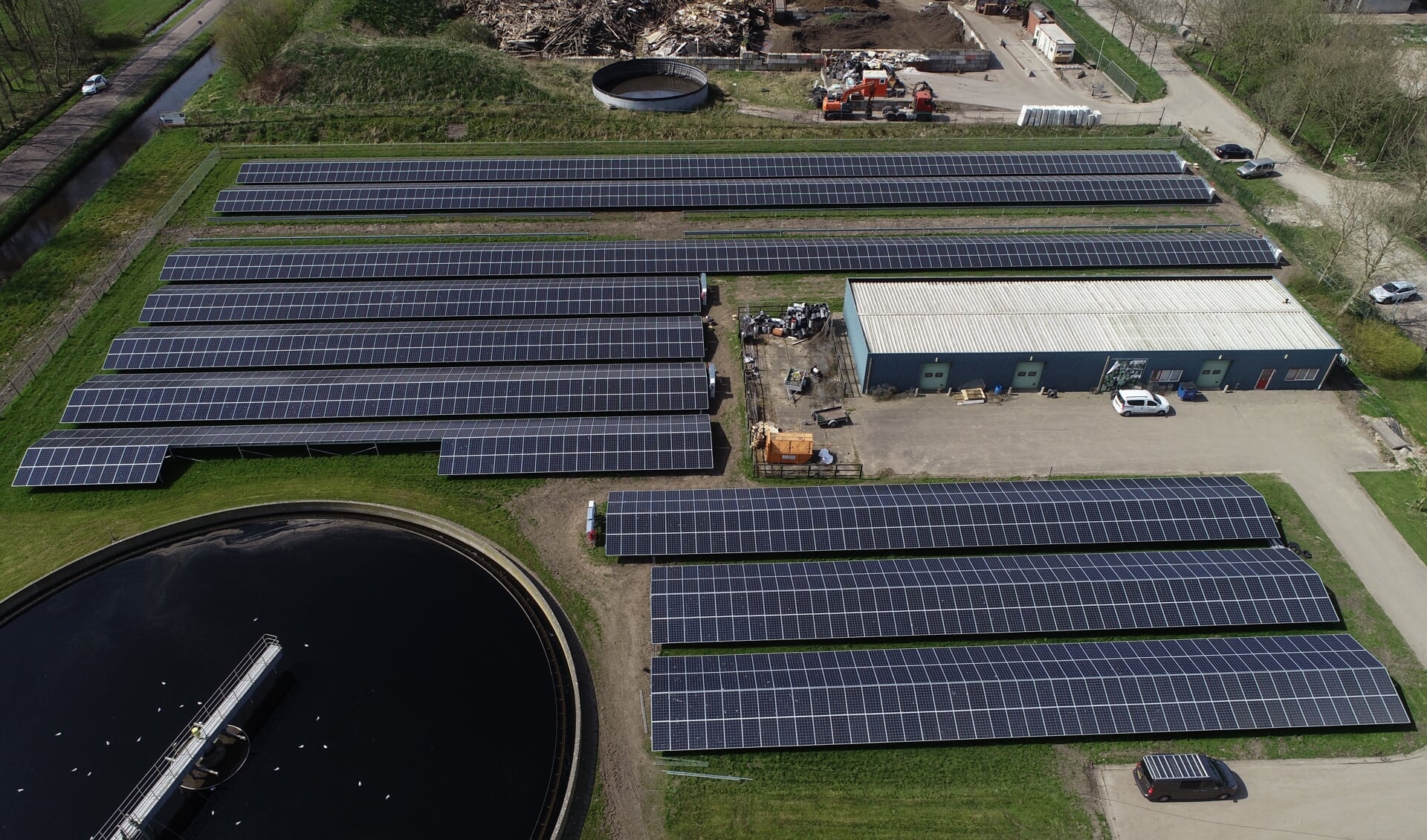 Bij de rioolwaterzuivering in Damwâld liggen zo'n 3.000 zonnepanelen. Netwerkbedrijf Liander kan de snelle toename niet altijd aan.