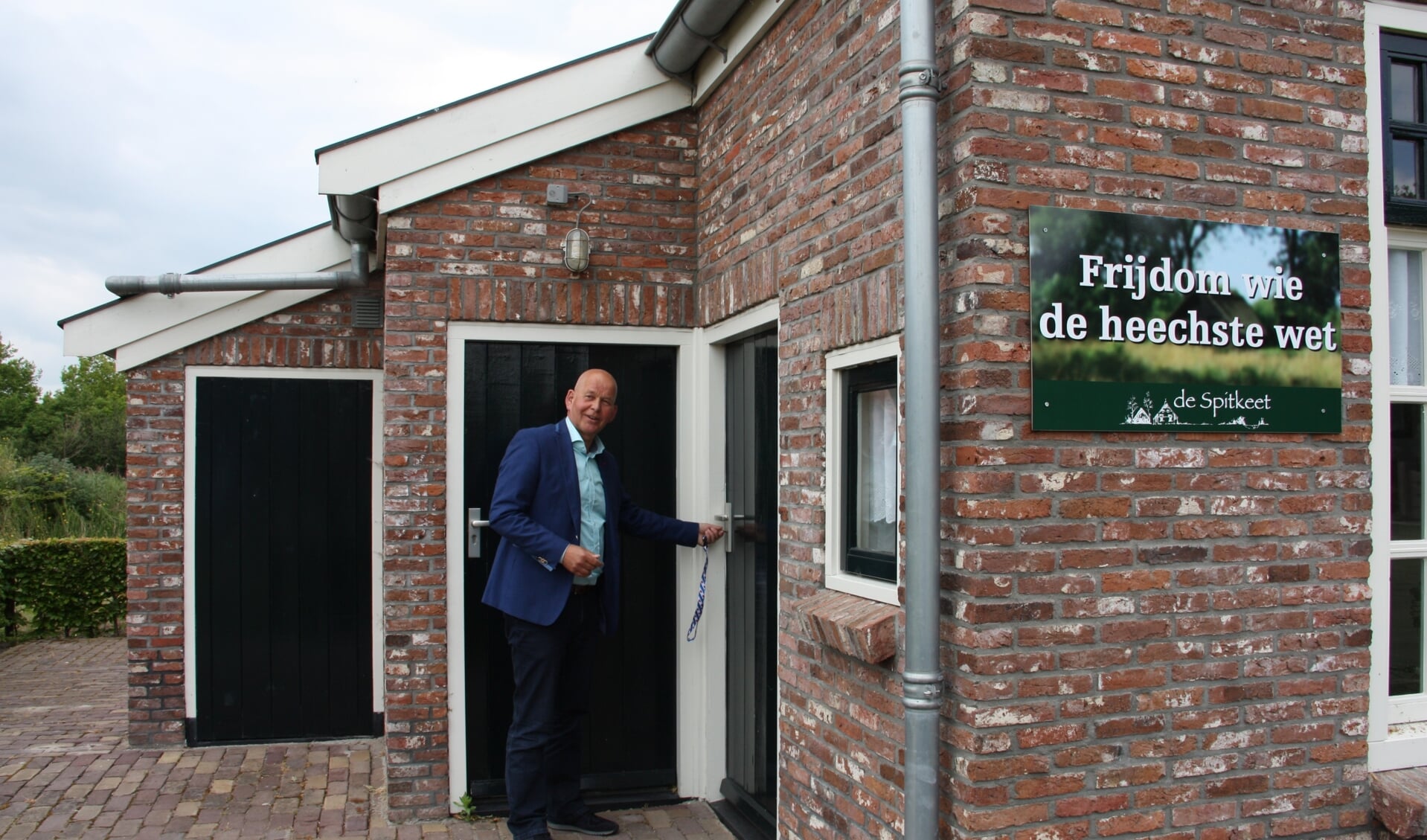 Wethouder Max de Haan opende op 20 mei 2020 een nieuwe tentoonstelling in De Spitkeet in Harkema.