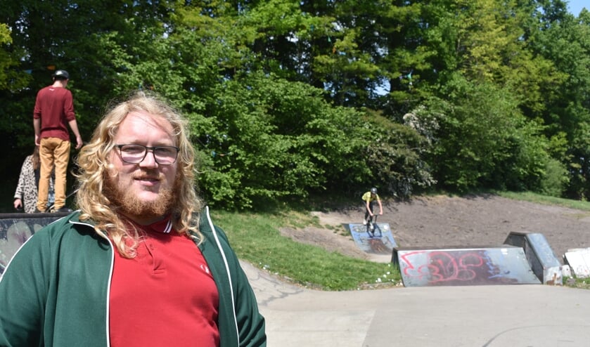 Michiel Witteveen bij de skatebaan in het Slingepark in Drachten. De verroeste 'half pipe' stond rechts achter; die is vorige week verwijderd. Zie ook het filmpje met de ActiefPlus-app.