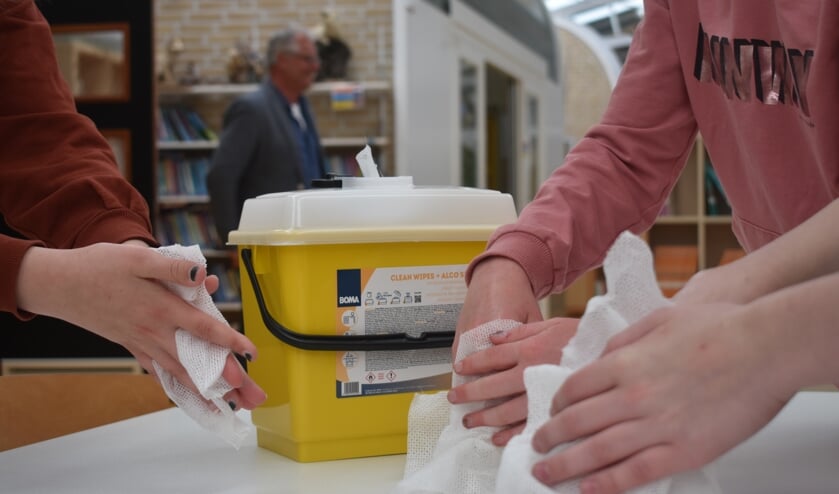 Minimaal om de twee uur moeten leerlingen van obs 't Partoer in Burgum hun handen wassen. Directeur Karel Beke staat op de achtergrond.