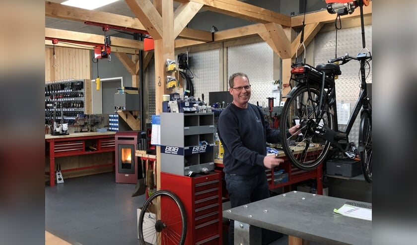 Iede de Boer is helemaal in zijn element wanneer hij in de open werkplaats is.