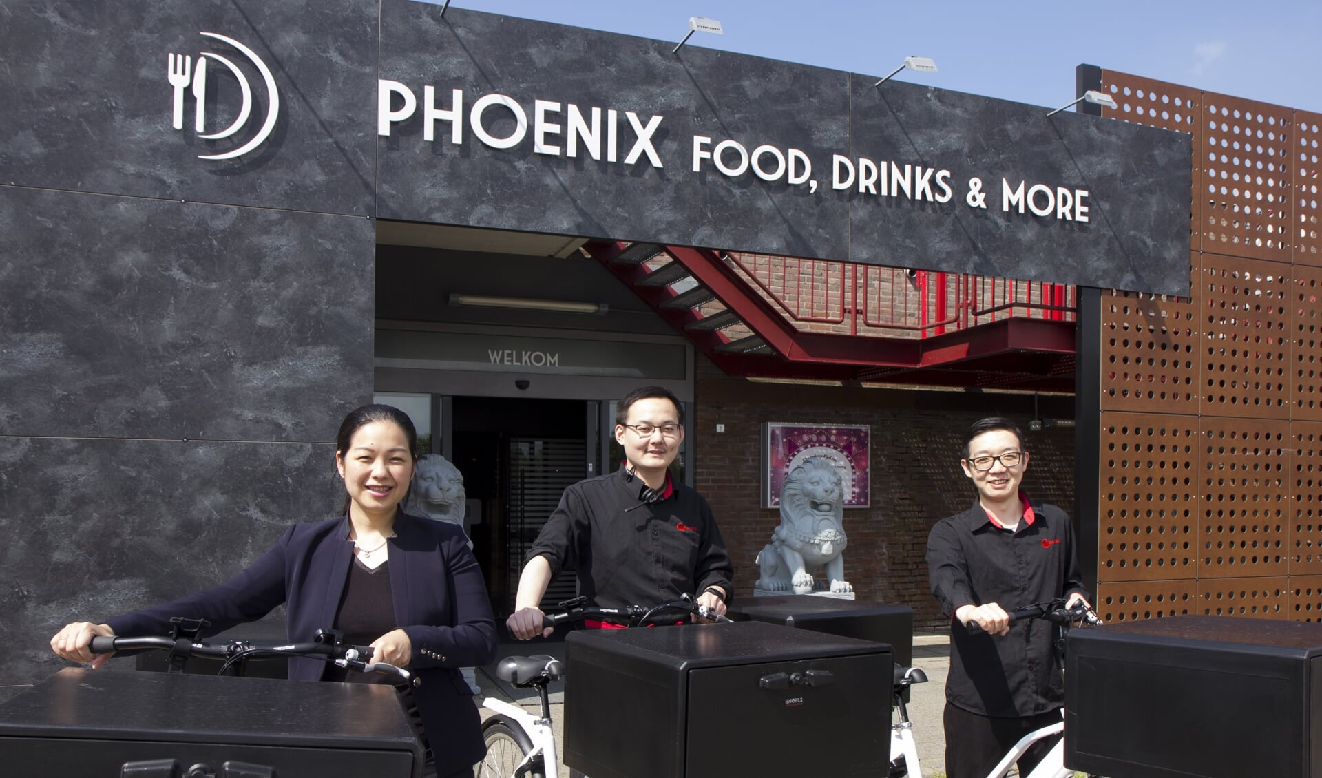 Eigenares Muyan Zhou en de bedrijfsleiders Jayden en Danny. U bent weer welkom bij Wok Phoenix aan het Moleneind ZZ. Voor wie het diner liever thuis krijgt opgediend is er nu ook een bezorgdienst.