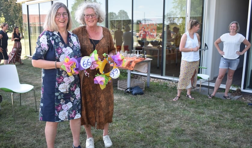 De laatste dag van Pietie Dijkstra (links) en Janny Kamsma bij Consulatiebureau Burgum.