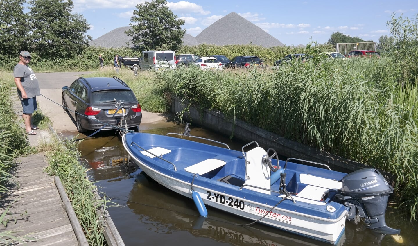 De trailerhelling in Kootstertille waar volop ruimte is om te parkeren en te manoeuvreren met kleine bootjes.