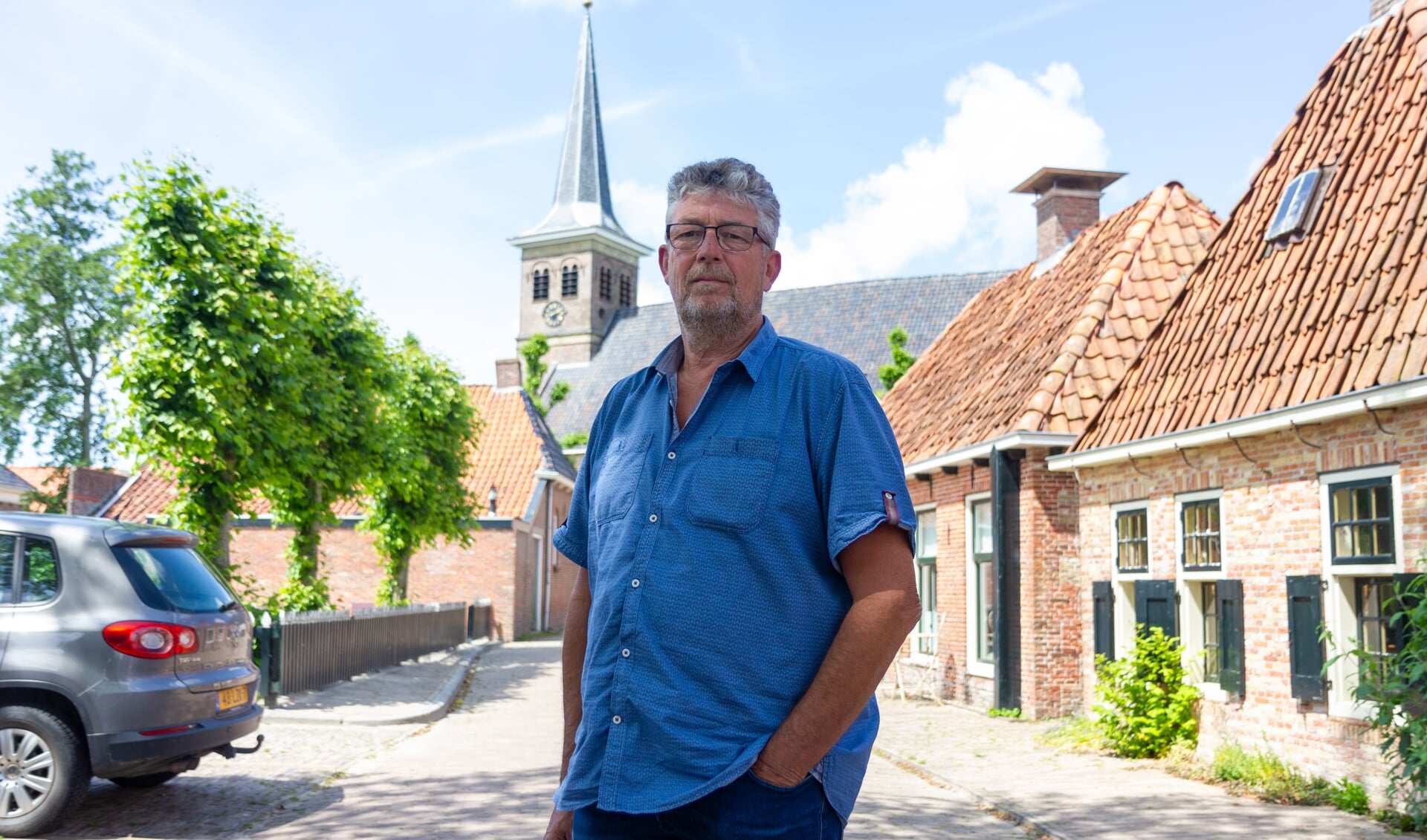 Jack Hoekstra in Ee, met op de achtergrond de historische kerk op de terp. 