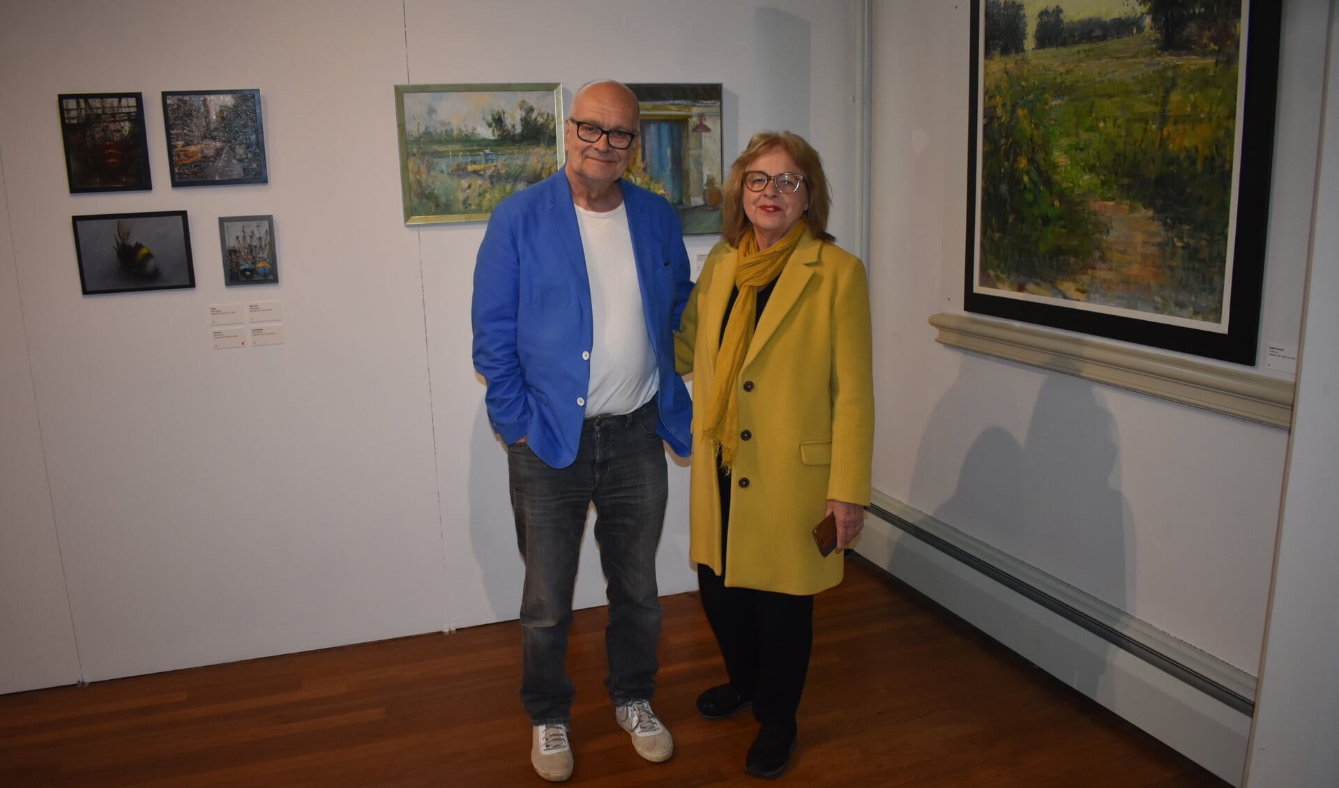 Peter B. van Houten en Dinie Goedhart tussen enkele van de 54 werken van 'hun exposanten' in 
Museum Dokkum.