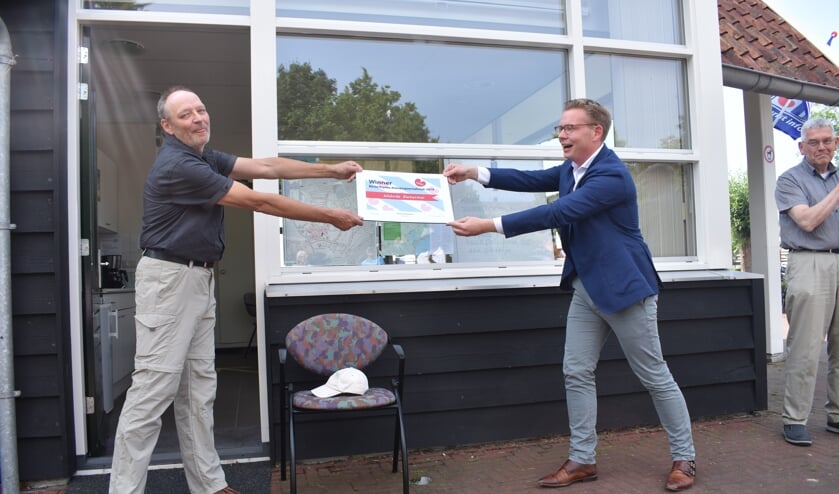 V.l.n.r.: Rienk Vlieger, wethouder Andries Bouwman en gastheer Wijbe Postma.