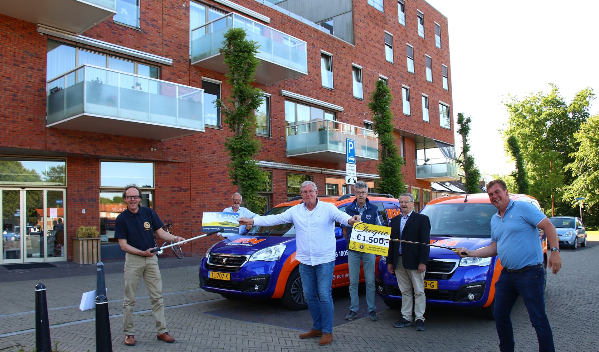 V.l.n.r.: Siebren Baars (Rotary), Bert Nijboer (chauffeur BurgumMobyl), Peter van de Hoef (voorzitter Burgummobyl), Theo de Vries (chauffeur BurgumMobyl), Appie de Zwart (planning BurgumMobyl) en Evert Hoekstra (Lionsclub).