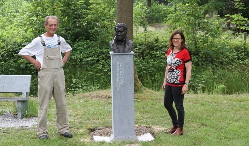 Bertus Onderwater van Steenhouwerij De Schreef uit
Schouwerzijl en Angelien Coco Martin (kunstenares).