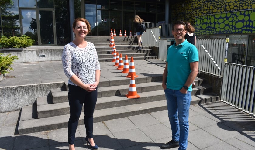 Edith van 't Wout (directeur van Singelland Burgum) en Ewoud Stadman (directeur 'De Venen') voor 'De Venen' in Drachten.