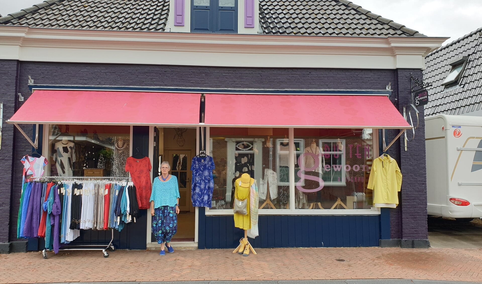 Rineke Olieman voor haar kledingboetiek Buitengewoon Buitenpost. Veel klanten bezoeken de winkel nadat ze de leuke kleding zagen in de webshop  www.buitengewoonbuitenpost.nl