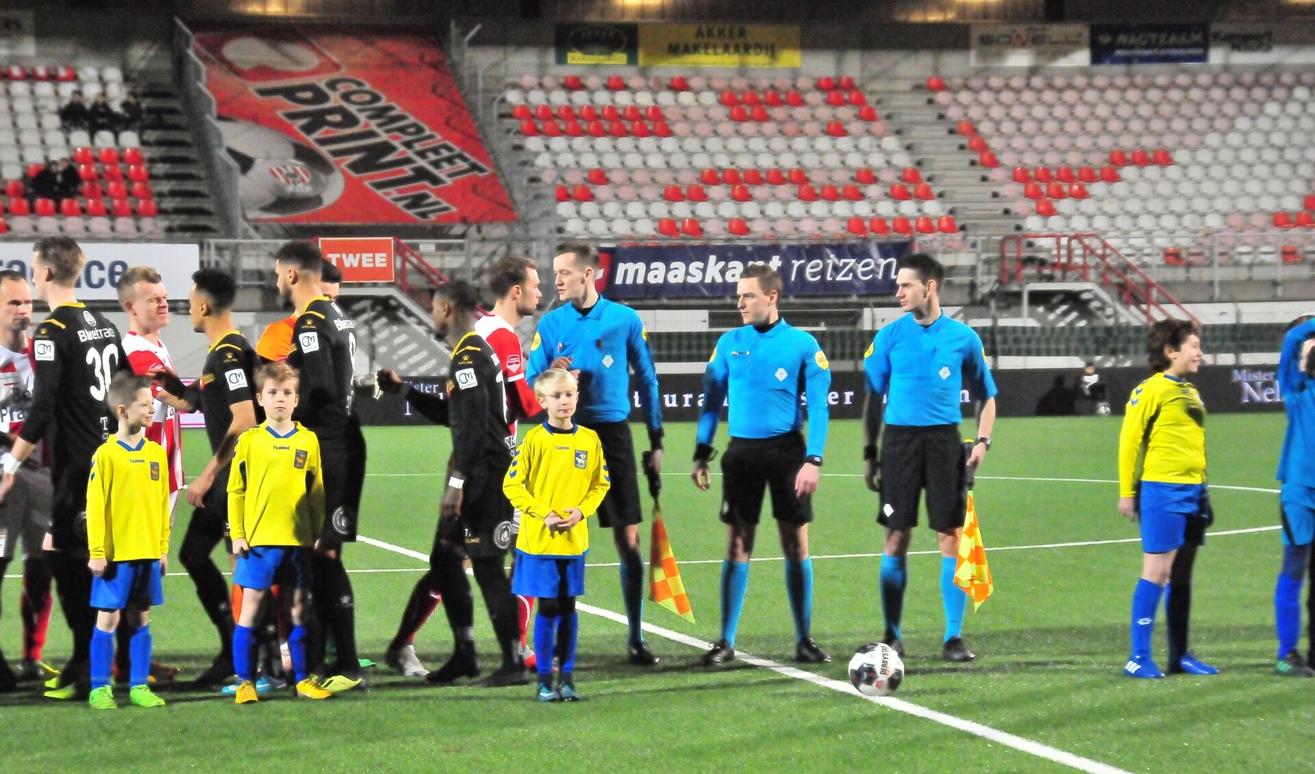 Remco Miedema (midden) bij zijn debuutwedstrijd in de Keuken 
Kampioen-divisie TOP Oss tegen Telstar.