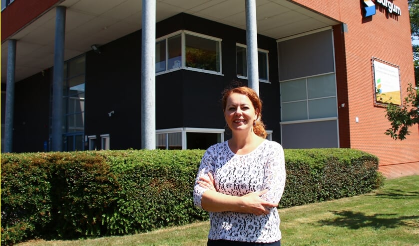 Locatiedirecteur Edith van 't Wout voor Singelland Burgum, waar de
uitreiking van de diploma's aan de leerlingen dit jaar 'corona-proof´ is.