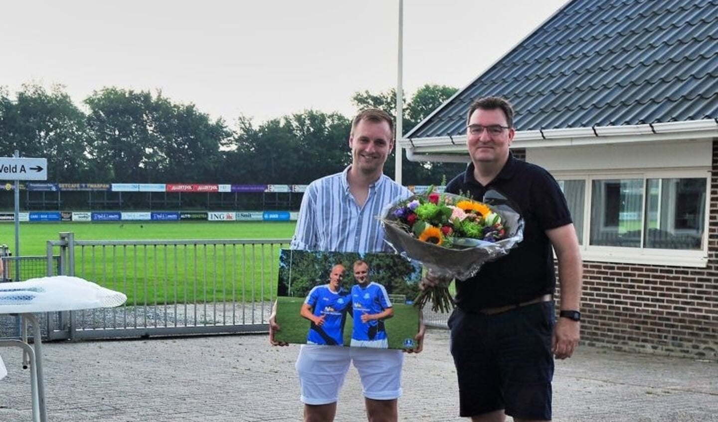 Rob Dijkstra krijgt bloemen van interim-voorzitter Rudi Stuursma (rechts). 