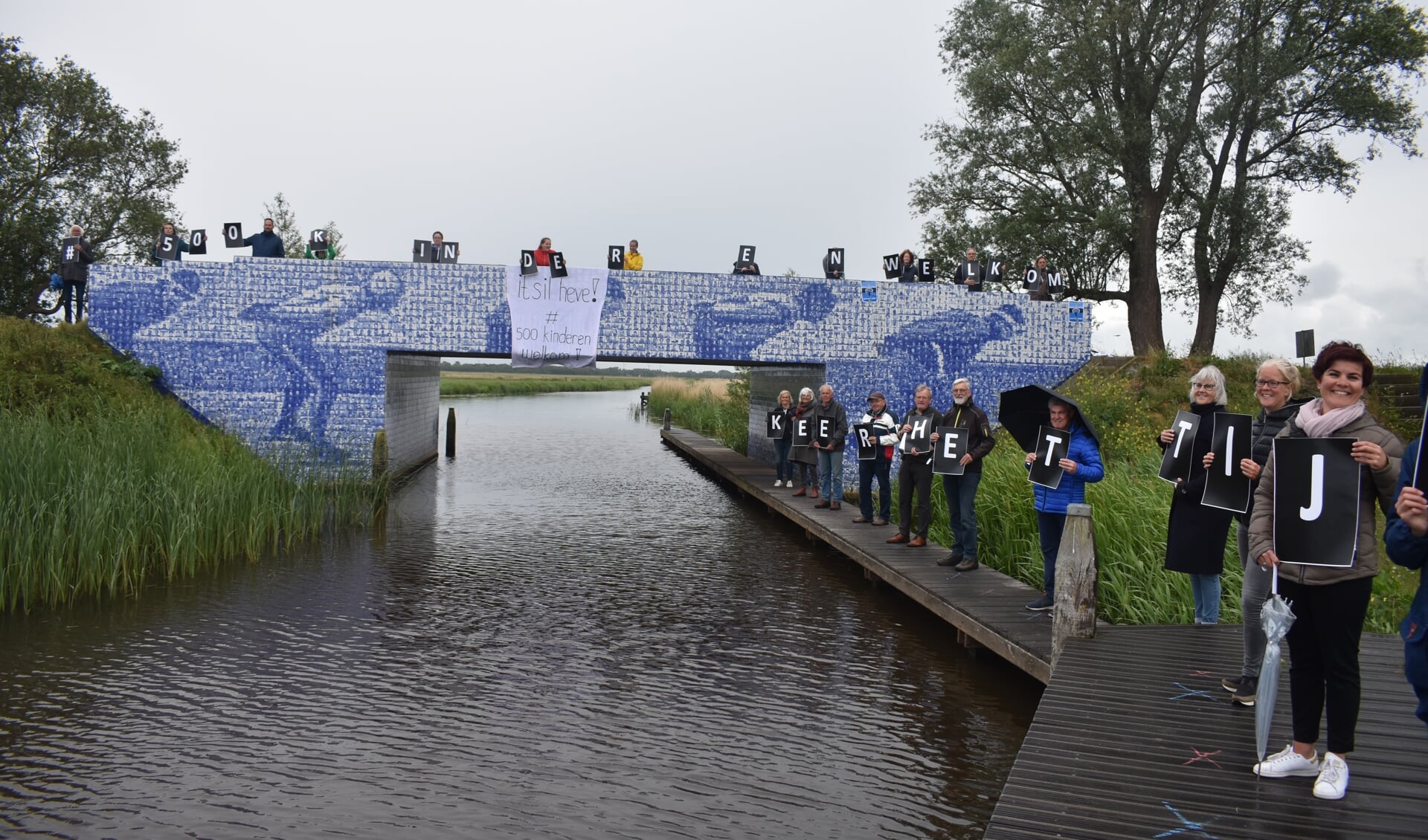 '# 500 kinderen welkom' en 'Keer het tij!' waren de leuzen donderdag op en bij het Elfstedenbruggetje bij Gytsjerk.
