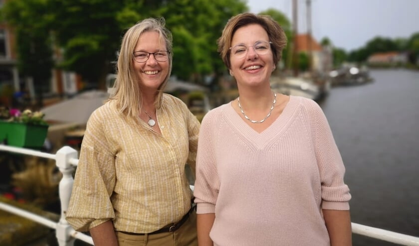 Janke de Vries en Marjanna Veenstra van Verloskundigenpraktijk 'Catharina Schrader in Dokkum en De Westereen.