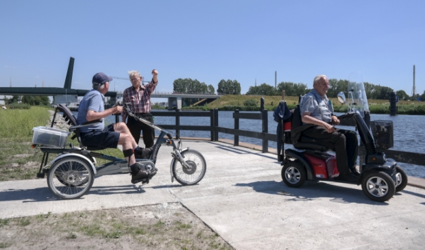 Fokke Adema, Gelf van der Wal en
Johannes van der Meulen bij de nieuwe rolstoelvisvijver in het Wetter en
Willepark, nabij de brug in Burgum.